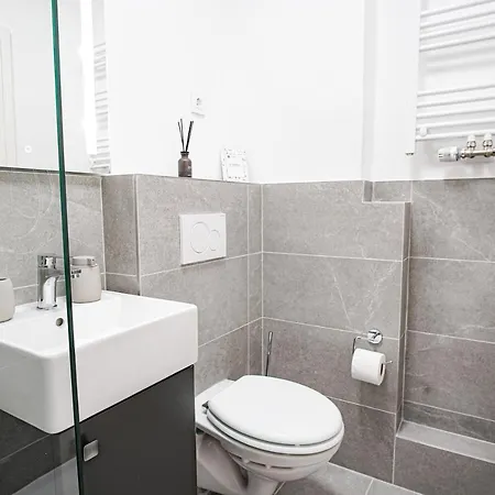 Homefy Feel-good - Own Parking, Balcony And Garden Apartment