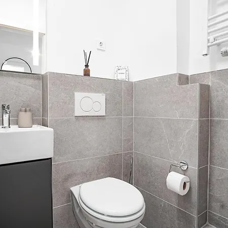 Homefy Feel-good - Own Parking, Balcony And Garden Apartment